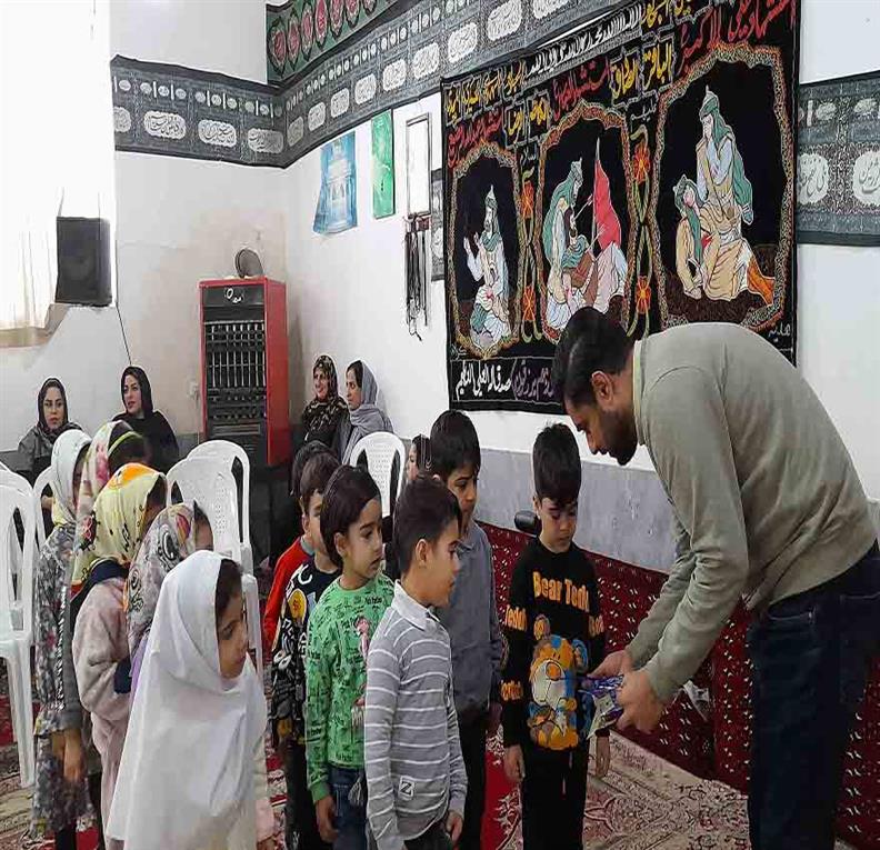 اهدای جوایز به نفرات برتر مهد کودک در مراسم بازی و سرگرمی مادران و کودکان دی ماه 1401