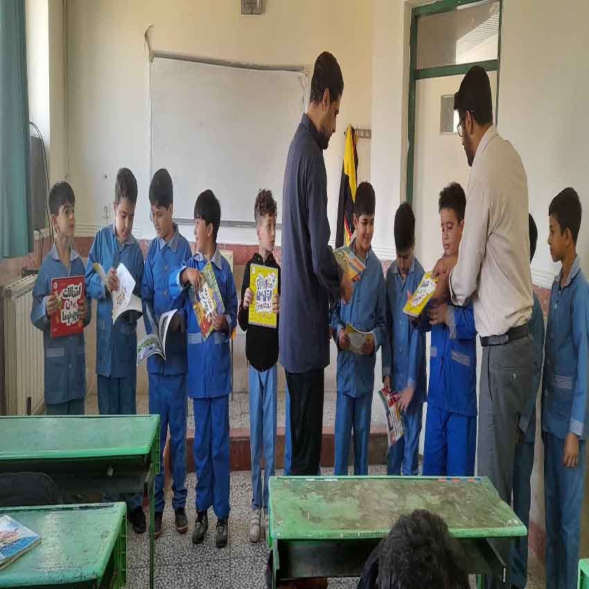 اهدای جایزه(کتاب) به دانش آموزان مدرسه ابتدایی بهشت آیین که در خوانش کتاب مشارکت داشتند.
